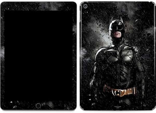 Кожата таблет със стикер Skinit е Съвместим с iPad 7-8-то поколение (2019-20) - Официално лицензиран дизайн на Warner Bros. The Dark Knight Rises Raining