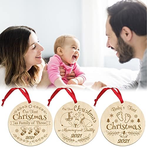 Украса на Първата Коледа на бебето 2021, Първата Коледа в ролята на мама и татко и Първата Коледа в семейството, Комплект от 3 коледни дървени бижута (Първата Коледа на