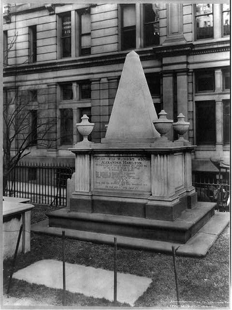 Исторически находки Снимка: Гробницата на Александър Хамилтън, двора на църквата Света Троица, Ню Йорк, 1915